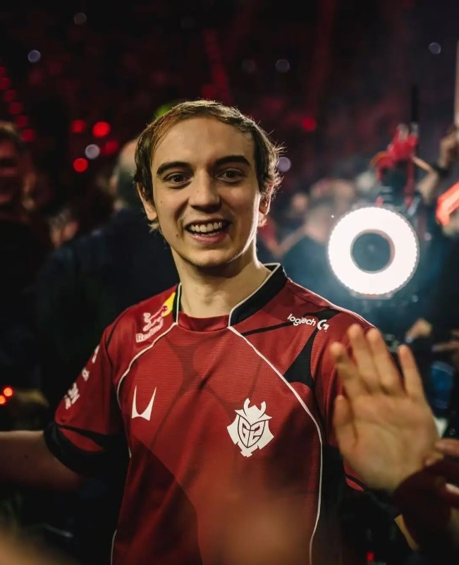 G2晒新赛季队服：我们穿上很有型 你穿上那不得帅气指数倍增长